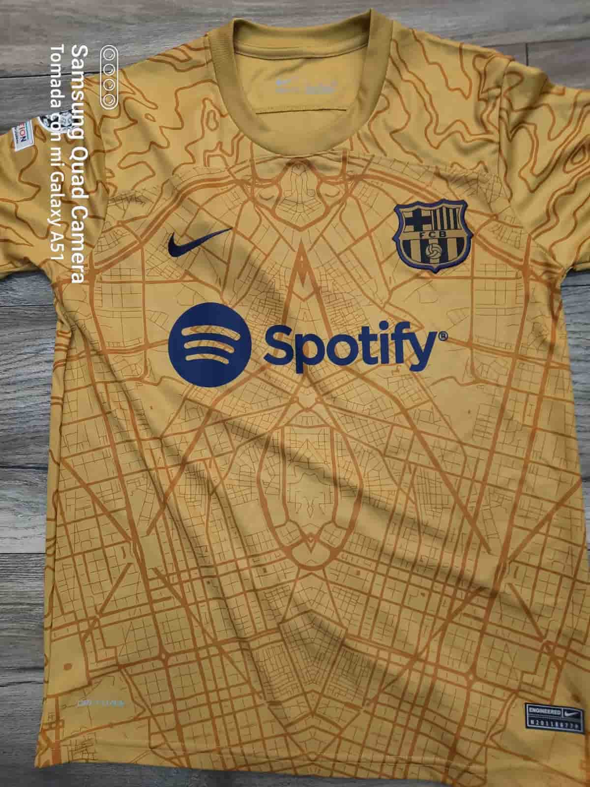 Camisa deportiva futbol de barcelona amarilla