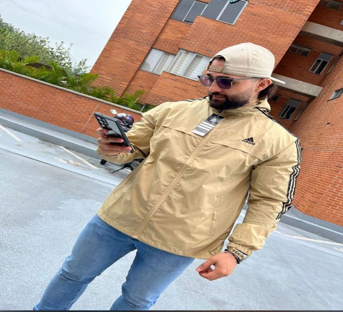 Chaqueta deportiva cortavientos amarilla