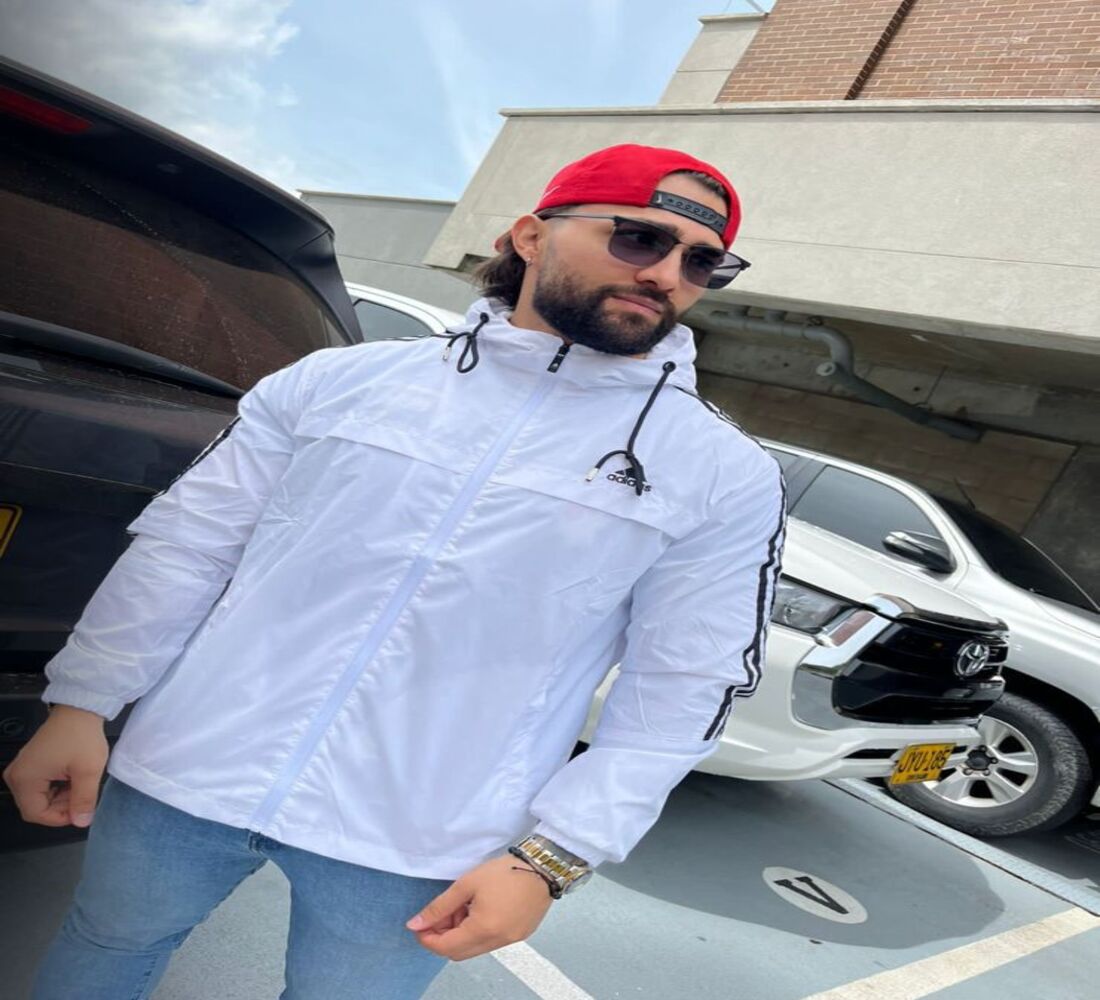Chaqueta deportiva cortavientos blanca