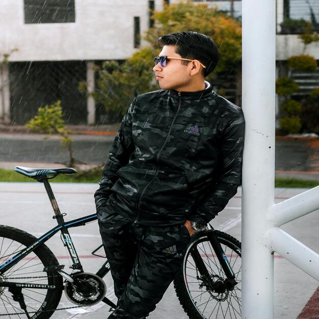 EL FUTURO DE LA ROPA DEPORTIVA: TEJIDOS INTELIGENTES, SENSORES Y ROPA CONECTADA