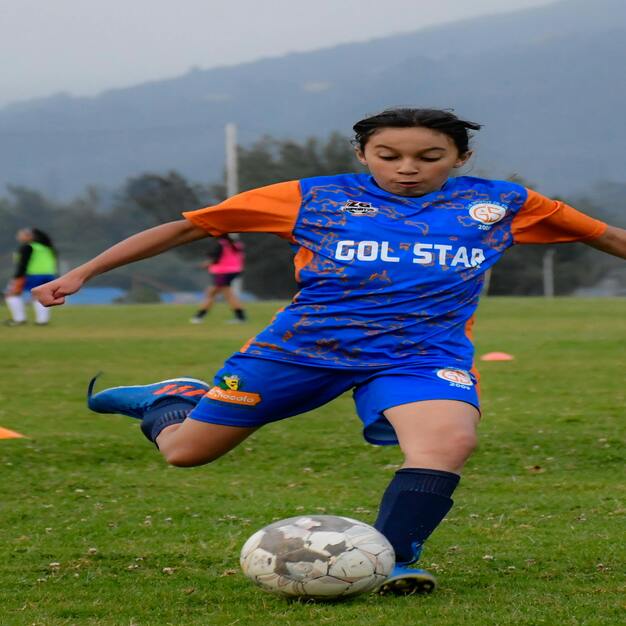 UNIFORME DEPORTIVO DE FÚTBOL: CÓMO SELECCIONAR PRENDAS PARA ALTO DESGASTE
